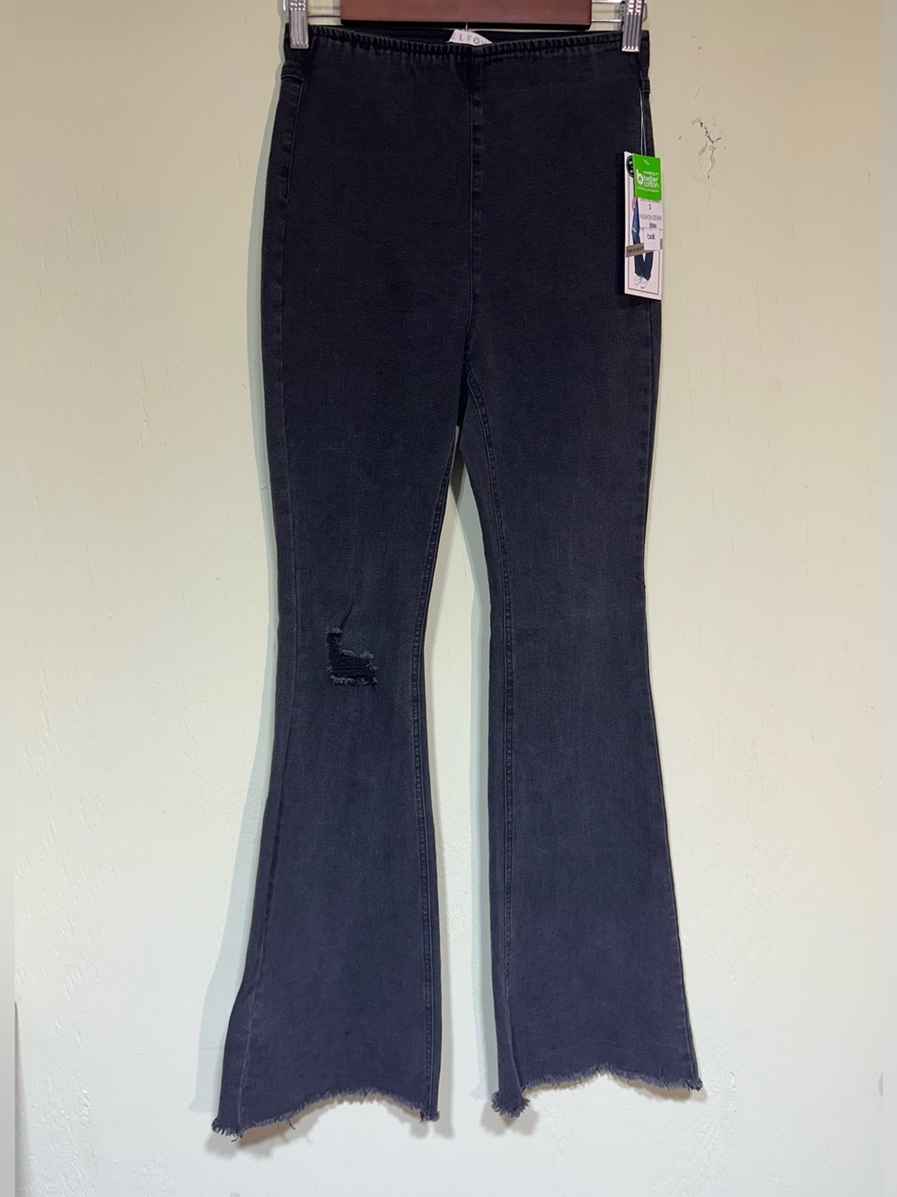 NWT Tinseltown black bell bottom pull on stretch jeans size 3